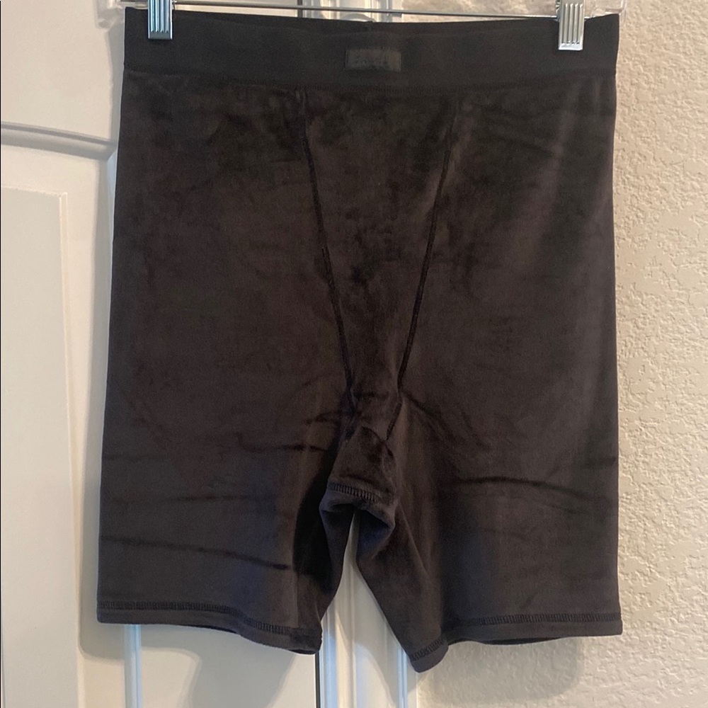 SKIMS Black High Waist Velvet Boxer Shorts,SZ L